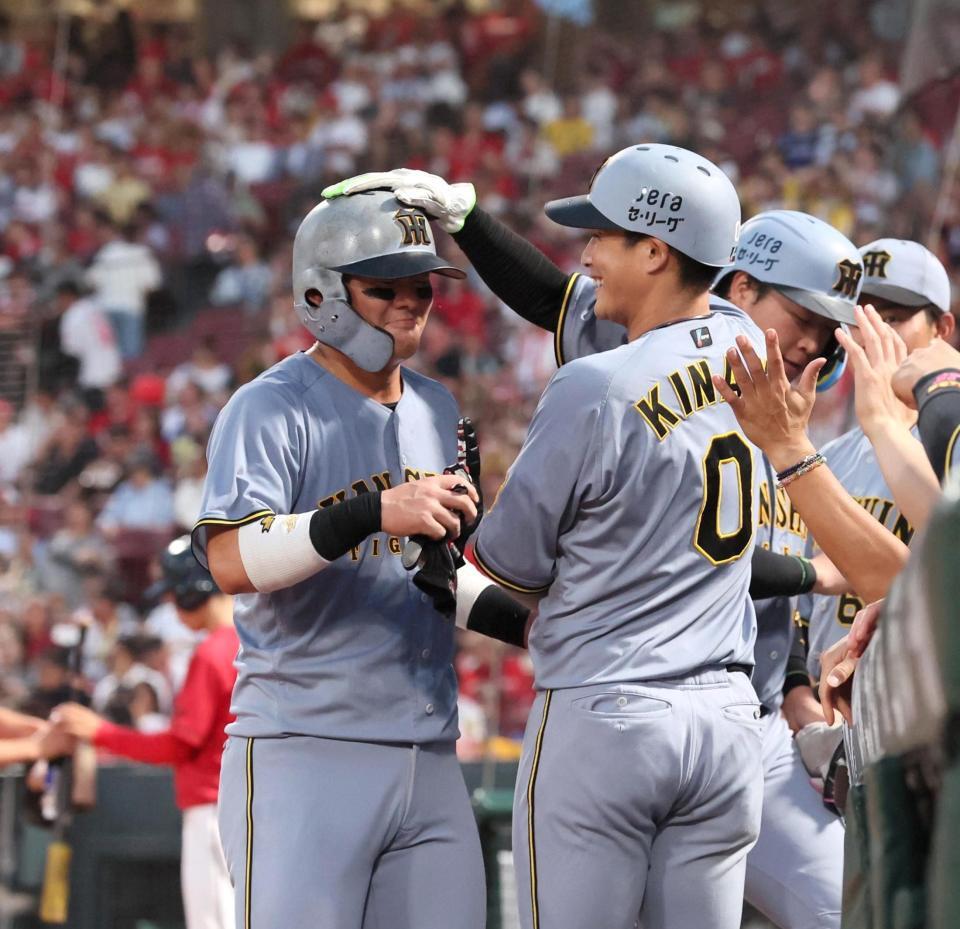 　３回、先制となる適時内野安打を放った前川（左）は木浪に祝福される（撮影・北村雅宏）