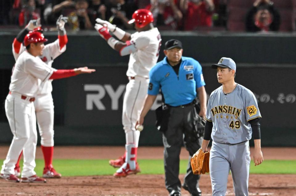 　３回、モンテロに逆転３ランを打たれる大竹（撮影・飯室逸平）