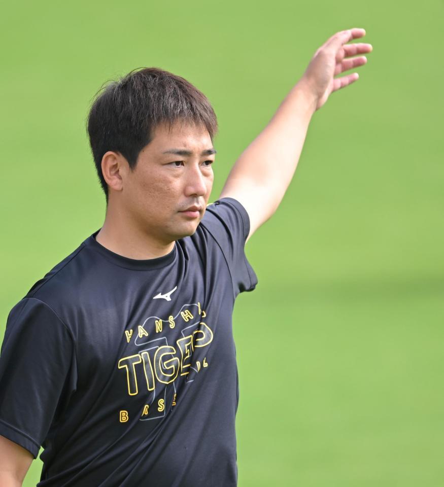 　調整する岩崎（撮影・飯室逸平）