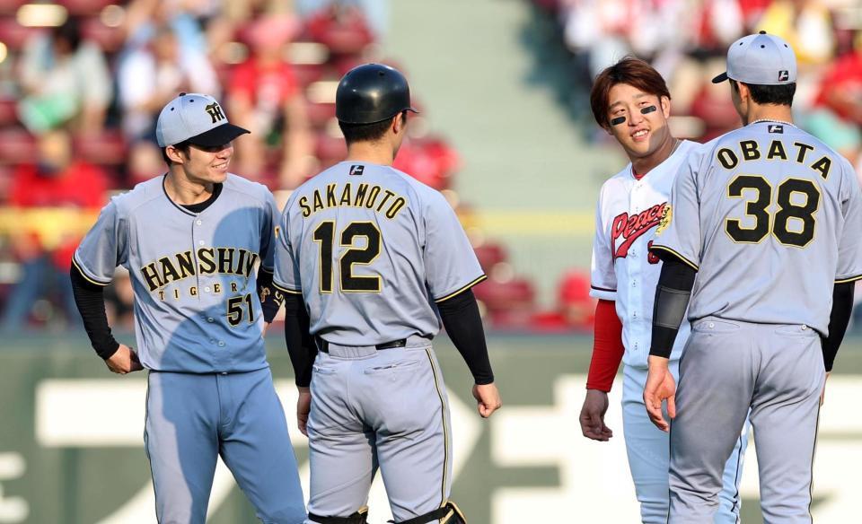 　試合前、小園と談笑する中野（左）＝撮影・北村雅宏