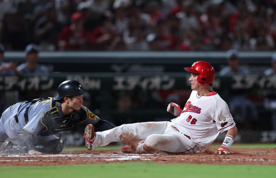 　６回、中村奨の左前打で本塁へ滑り込むも、タッチアウトになる佐々木（撮影・市尻達拡）