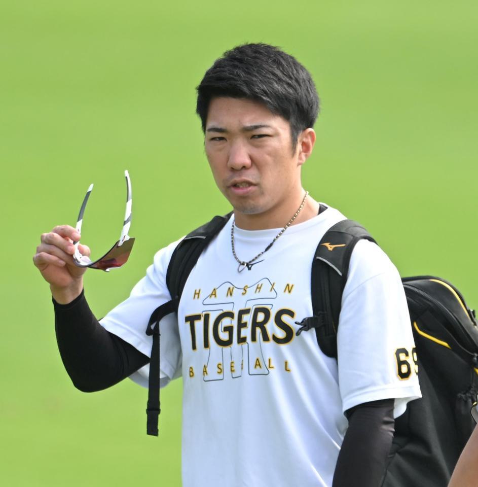 　調整する石井（撮影・飯室逸平）