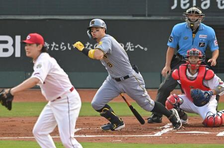 　１回、二ゴロに倒れる佐藤輝（撮影・飯室逸平）