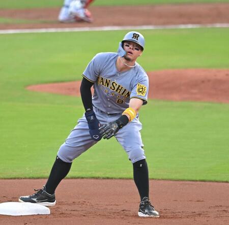 　１回、二盗を決める佐藤輝（撮影・飯室逸平）