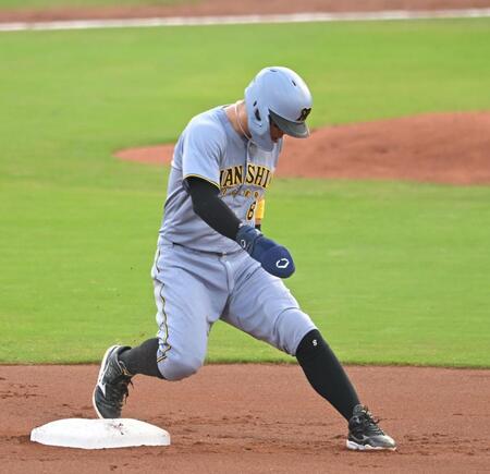 　１回、二盗を決める佐藤輝（撮影・飯室逸平）