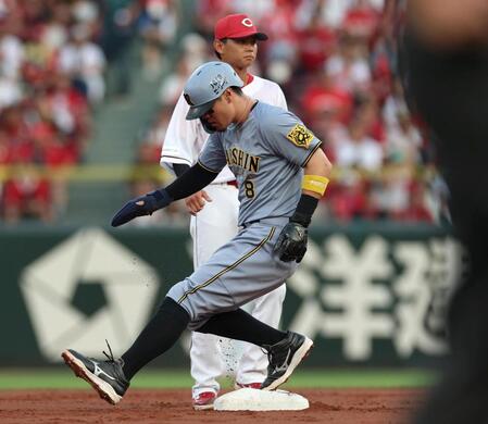 　１回、二盗に成功する一走・佐藤輝（撮影・北村雅宏）