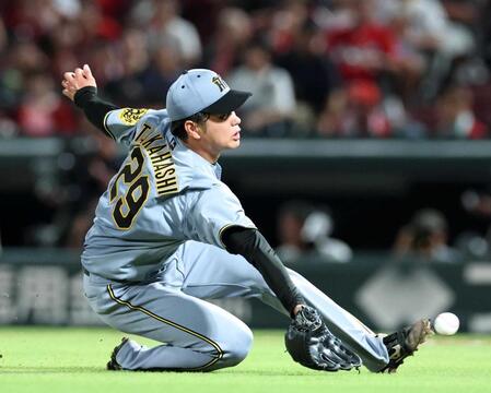 　７回、犠打バントにグラブを差し出す高橋（撮影・北村雅宏）