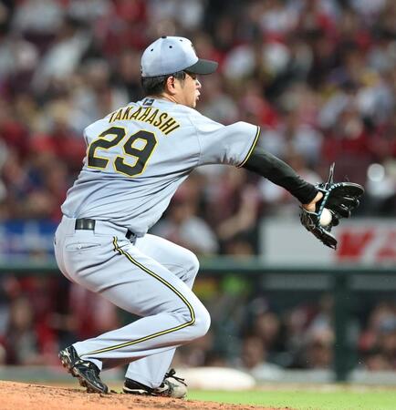 　４回、中村奨のゴロをキャッチする高橋（撮影・北村雅宏）