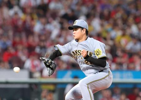 　４回、中村奨の打球にグラブを出す高橋（撮影・市尻達拡）