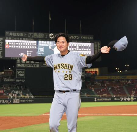 　お立ち台でファンの声援に応える高橋（撮影・北村雅宏）