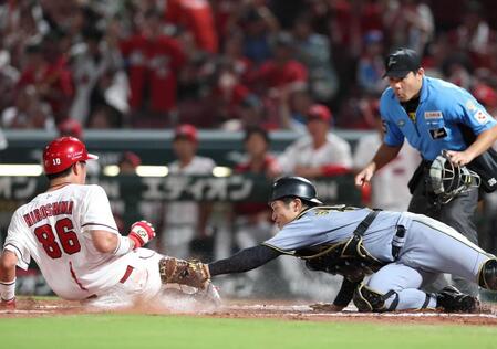 　７回、二走佐々木をタッチアウトにする坂本（撮影・北村雅宏）