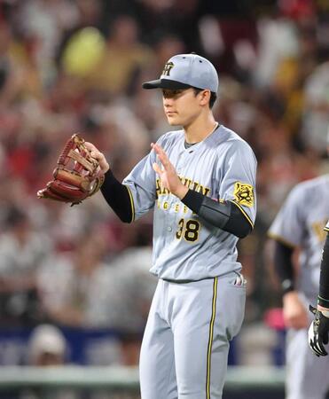 　６回、高寺からの送球を受け、素早く中継して、佐々木をタッチアウトにした小幡（撮影・市尻達拡）