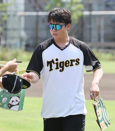 　練習後、ファンにサインをする村上（撮影・田中太一）