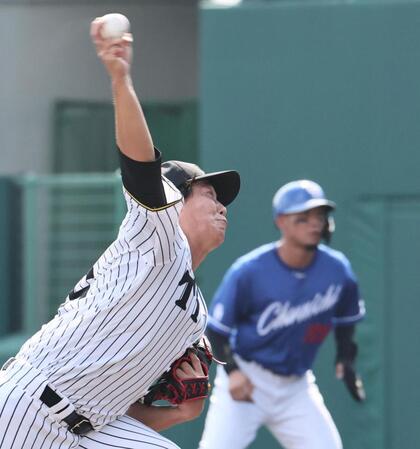 　６回、走者を背負いながら力投する畠（撮影・田中太一）