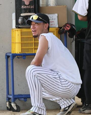 　練習の合間、ひと息入れる伊藤将（撮影・田中太一）