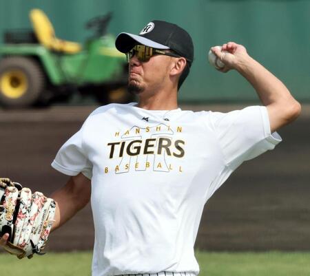 　キャッチボールで調整する伊藤将（撮影・田中太一）