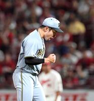 　最後を締めた石井は拳を握る（撮影・北村雅宏）