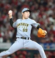 　９回から登板する石井（撮影・北村雅宏）