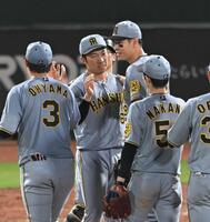 　最後を締め、ナインと勝利を喜ぶ石井（中央）＝撮影・飯室逸平