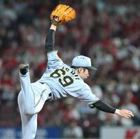 　９回から登板する石井（撮影・北村雅宏）