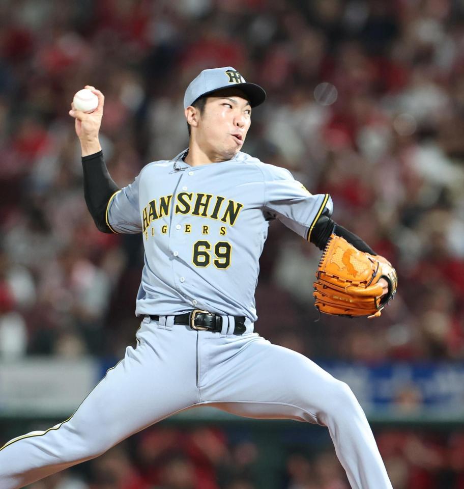 　９回から登板する石井（撮影・北村雅宏）