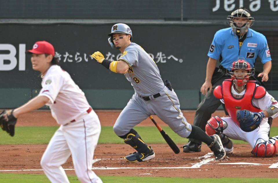 　１回、二ゴロに倒れる佐藤輝（撮影・飯室逸平）