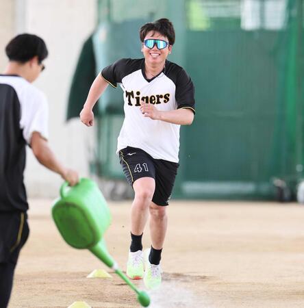 　ダッシュを繰り返す村上（撮影・田中太一）