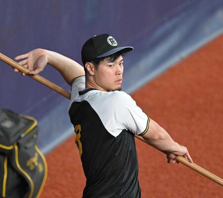 　史上初の「長打３冠」へ期待がかかる佐藤輝（撮影・飯室逸平）