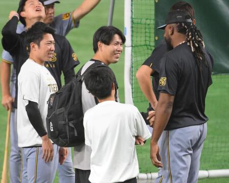 　試合前、石井（左）、ドリス（右）らと談笑する馬場（撮影・伊藤笙子）