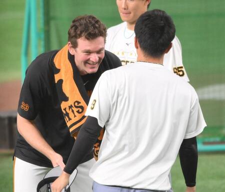 　石井（手前）に腰を低くして頭を下げるケラー（撮影・伊藤笙子）