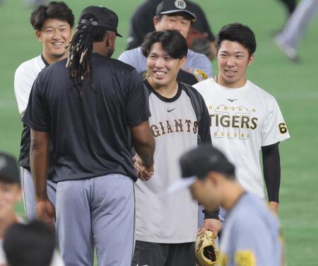 　ドリス（左）と握手する馬場（中央）を笑顔で見守る石井（撮影・西岡正）