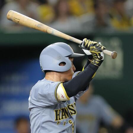 　１回、左前打を放つ近本（撮影・西岡正）