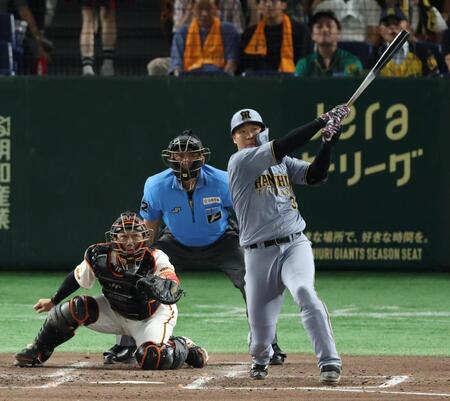 　４回、左越えに先制２ランを放つ大山（撮影・金田祐二）