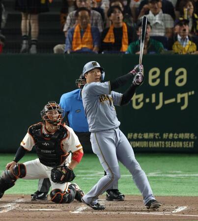 　４回、左越えに先制２ランを放つ大山（撮影・金田祐二）