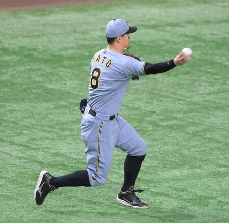 　３回、山崎がバントした打球を処理し、二塁へ送球する三塁手の佐藤輝（撮影・伊藤笙子）