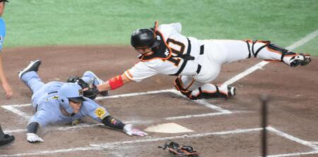 【写真】守備だけじゃない！小幡が見せた神走塁　巨人捕手を〝かい〟くぐり