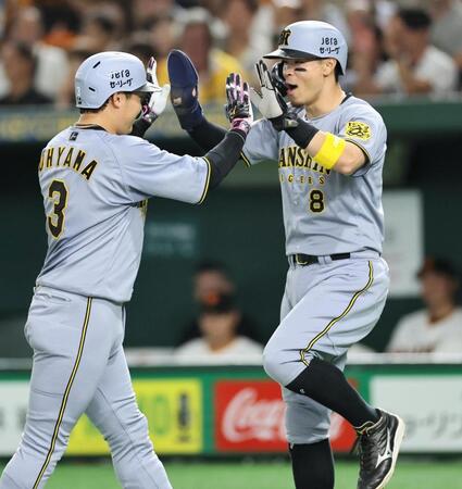 　４回、２ランを放った大山を迎える佐藤輝（撮影・田中太一）