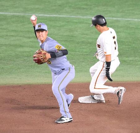 　３回、山崎のバントで二塁をアウトにし、一塁へ送球する遊撃手の小幡（撮影・伊藤笙子）