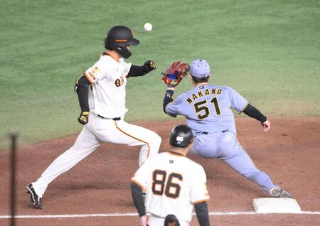 　３回、小幡からの送球を受け、山崎（左）の三ゴロ併殺打を完成させる二塁手の中野（撮影・伊藤笙子）