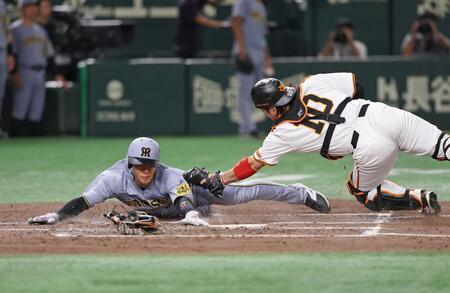 　４回、近本の左前２点打で生還する二走・小幡。捕手は甲斐