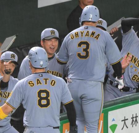 　４回、左越え２ランを放った大山（３）を迎える藤川監督（中央）＝撮影・伊藤笙子