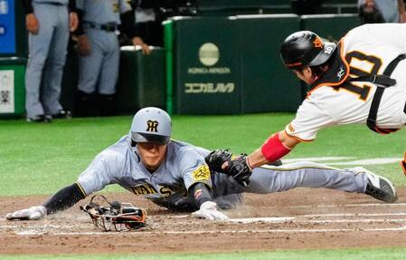 　４回、近本の２点打で生還する二走・小幡。捕手は甲斐