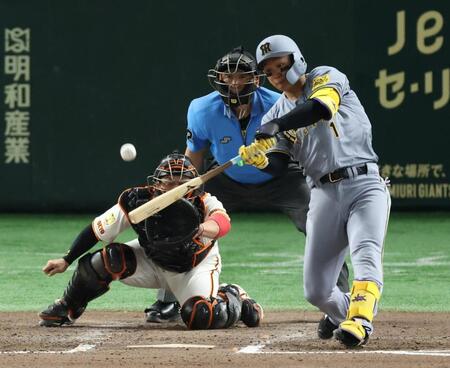 　７回、適時三塁打を放つ森下（撮影・金田祐二）