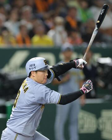 　５回、中前打を放つ大山（撮影・西岡正）