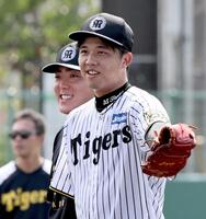 　小川（奥）と一緒に練習する才木（撮影・田中太一）