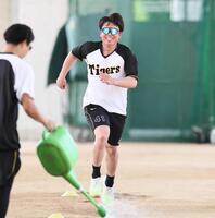 　ダッシュを繰り返す村上（撮影・田中太一）