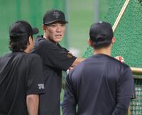 　試合前練習で森下（右）と話す坂本（撮影・西岡正）