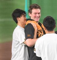 　ケラー（右）を羽交い締めにする湯浅（撮影・伊藤笙子）