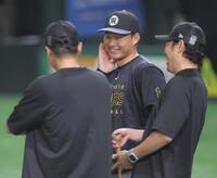 　坂本（左）と談笑する森下（撮影・西岡正）