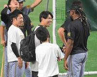 　試合前、石井（左）、ドリス（右）らと談笑する馬場（撮影・伊藤笙子）